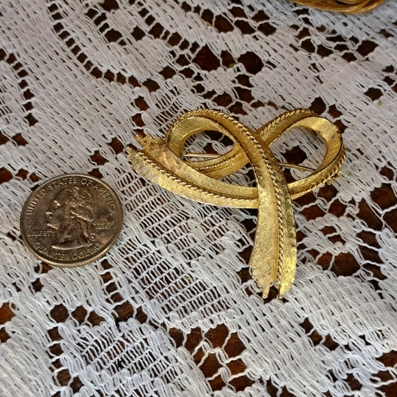 Vintage Signed ART Arthur Pepper Gold Tone Layered Ribbon Brooch Textured - Picture 5 of 5